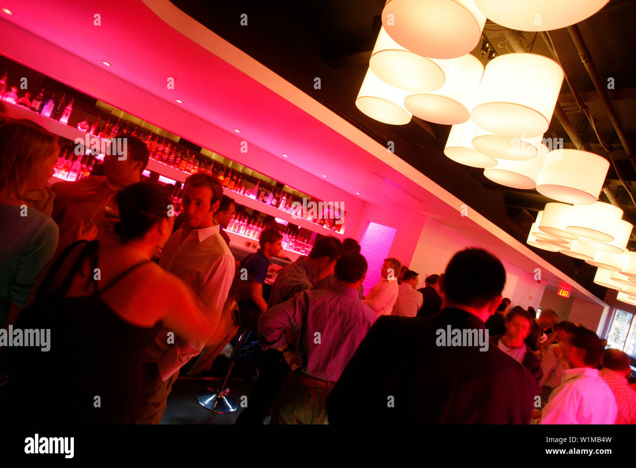 Persone in Halo Bar, Washington DC, Stati Uniti, STATI UNITI D'AMERICA Foto Stock