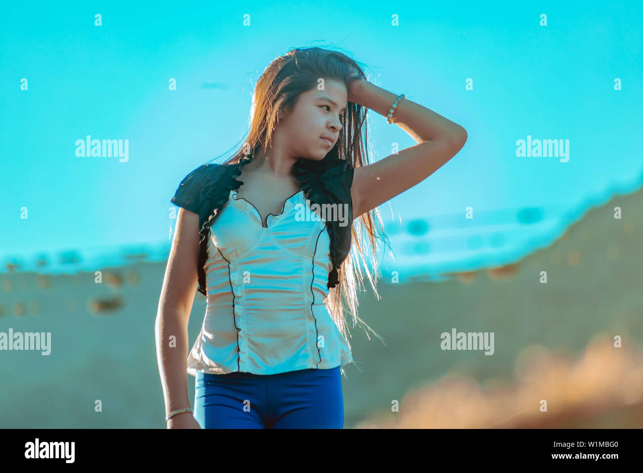 Ragazza modellazione con panno elegante in posizione di parcheggio Foto Stock