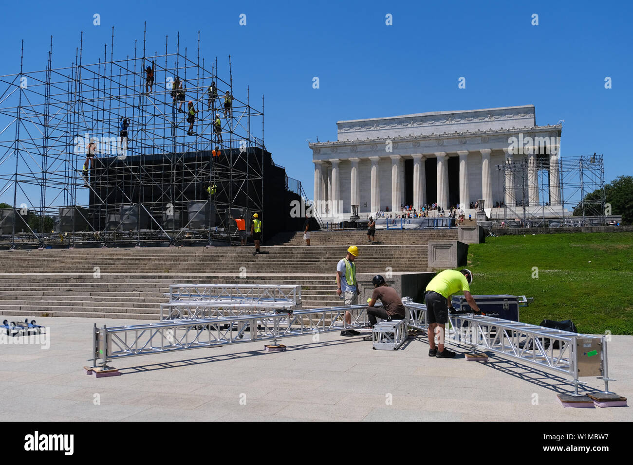 Lavoratori istituito per il prossimo 4 luglio della manifestazione "un saluto a America' a gradini del Lincoln Memorial il 30 giugno 2019, a Washington D.C. Foto Stock