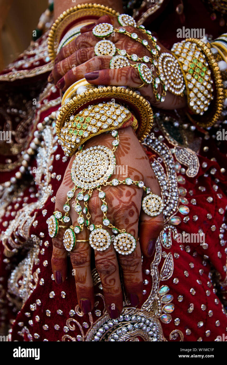 Persona con disegni decorativi sulle sue mani all'annuale Ms Moomal concorrenza a Jaisalmer Desert Festival, Rajasthan, India Foto Stock