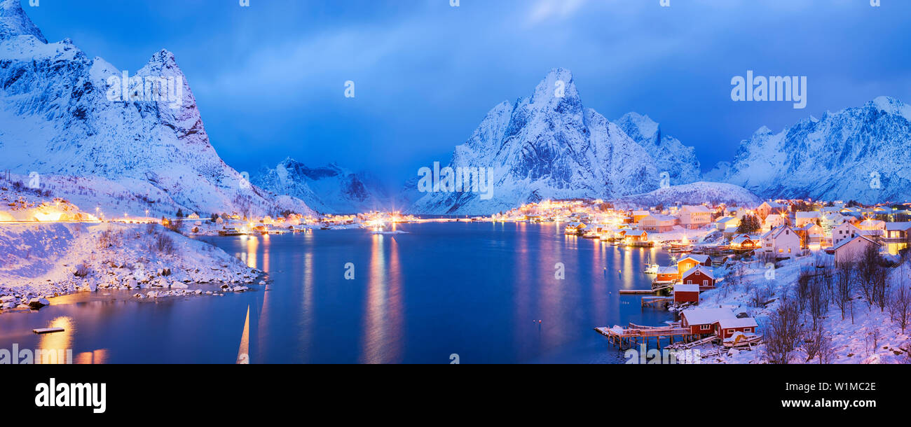 Panorama di fisher nevoso villaggio di Reine nel blu crepuscolo in inverno, Moskenesoy, Lofoten, Norvegia e Scandinavia Foto Stock