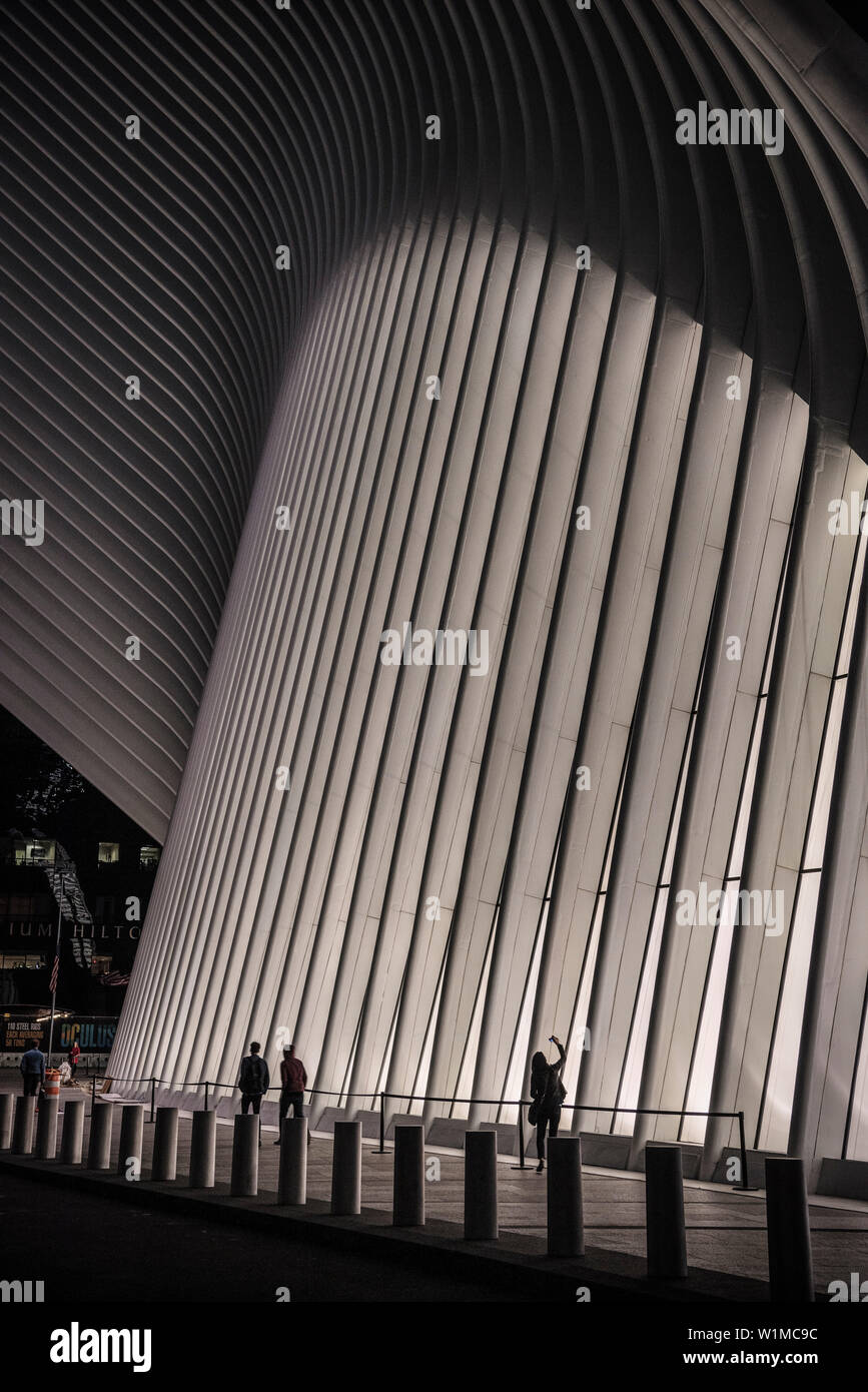 L'occhio, donna di scattare una foto della facciata di notte, futuristica Stazione ferroviaria dal famoso architetto Santiago Calatrava accanto al WTC Memorial, Manhatt Foto Stock