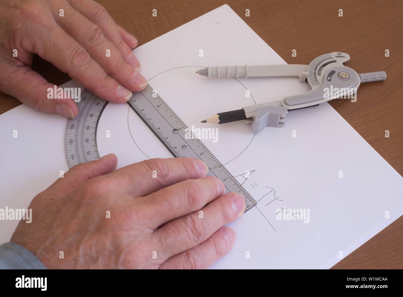 Equazione matematica per illustrare l'uso di una formula per mostrare l'area di un cerchio. Foto Stock