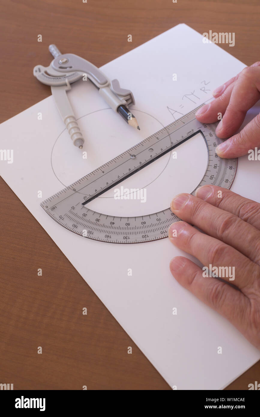 Equazione matematica per illustrare l'uso di una formula per mostrare l'area di un cerchio. Foto Stock