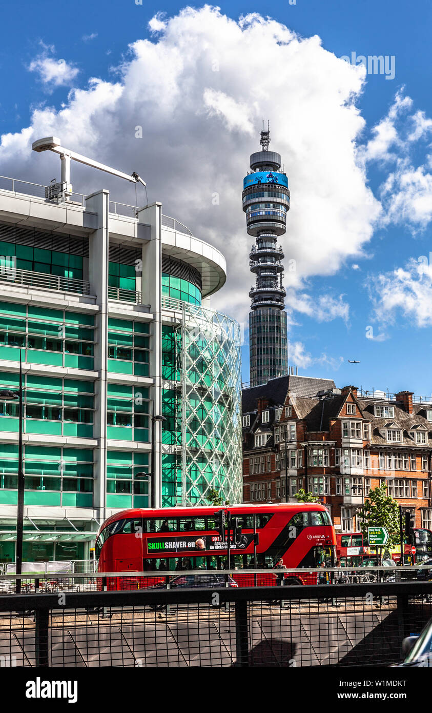 La BT Tower e la University College Hospital visto da Euston Road, Londra, Inghilterra, Regno Unito. Foto Stock
