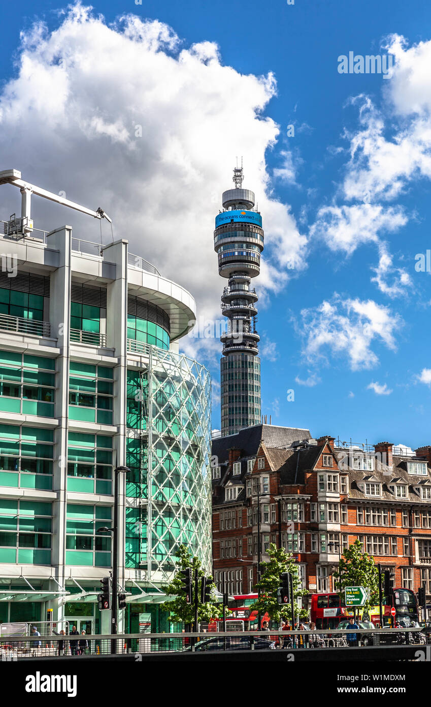 La BT Tower e la University College Hospital visto da Euston Road, Londra, Inghilterra, Regno Unito. Foto Stock