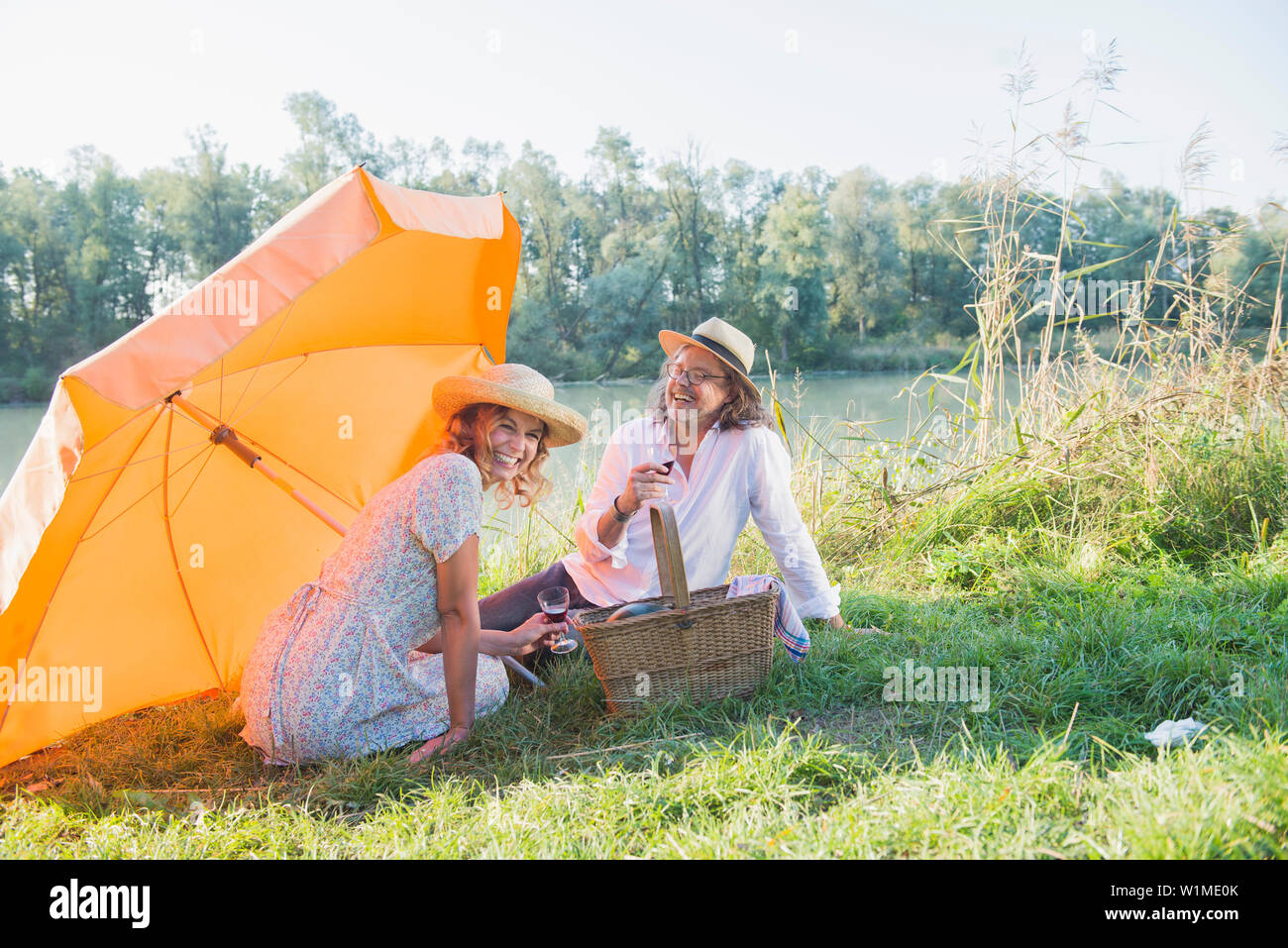 Coppia avente un picnic e bere il vino dalla Lakeshore, Baviera, Germania Foto Stock