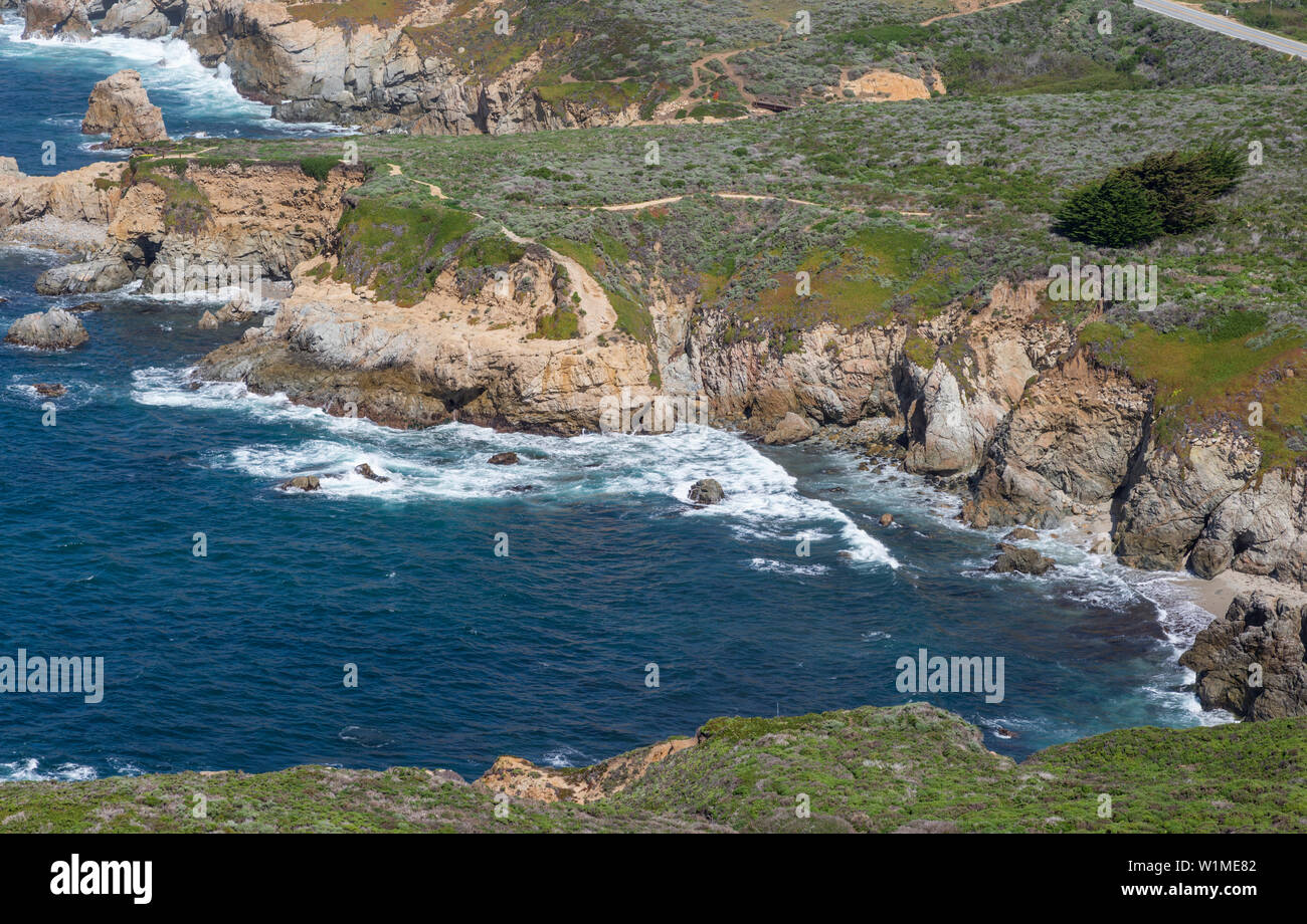Oceano e costa rocciosa vista dalla sommità di picco di balena. Garrapata State Park, costa di Monterey, California, Stati Uniti d'America. Foto Stock