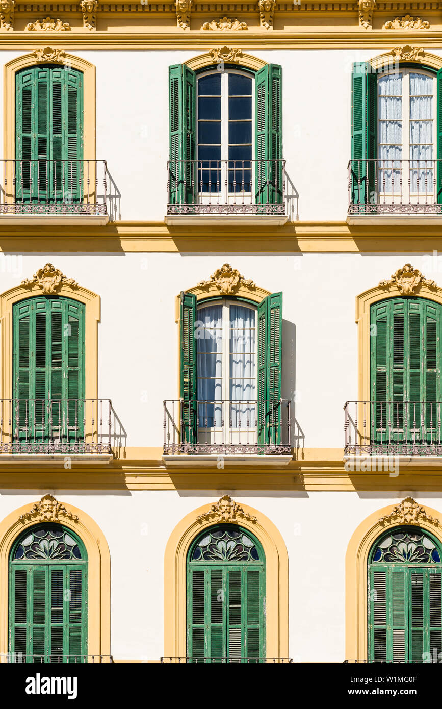 Di fronte ad una vecchia casa presso la famosa Plaza de la Merced, Malaga, Andalusia, Spagna Foto Stock