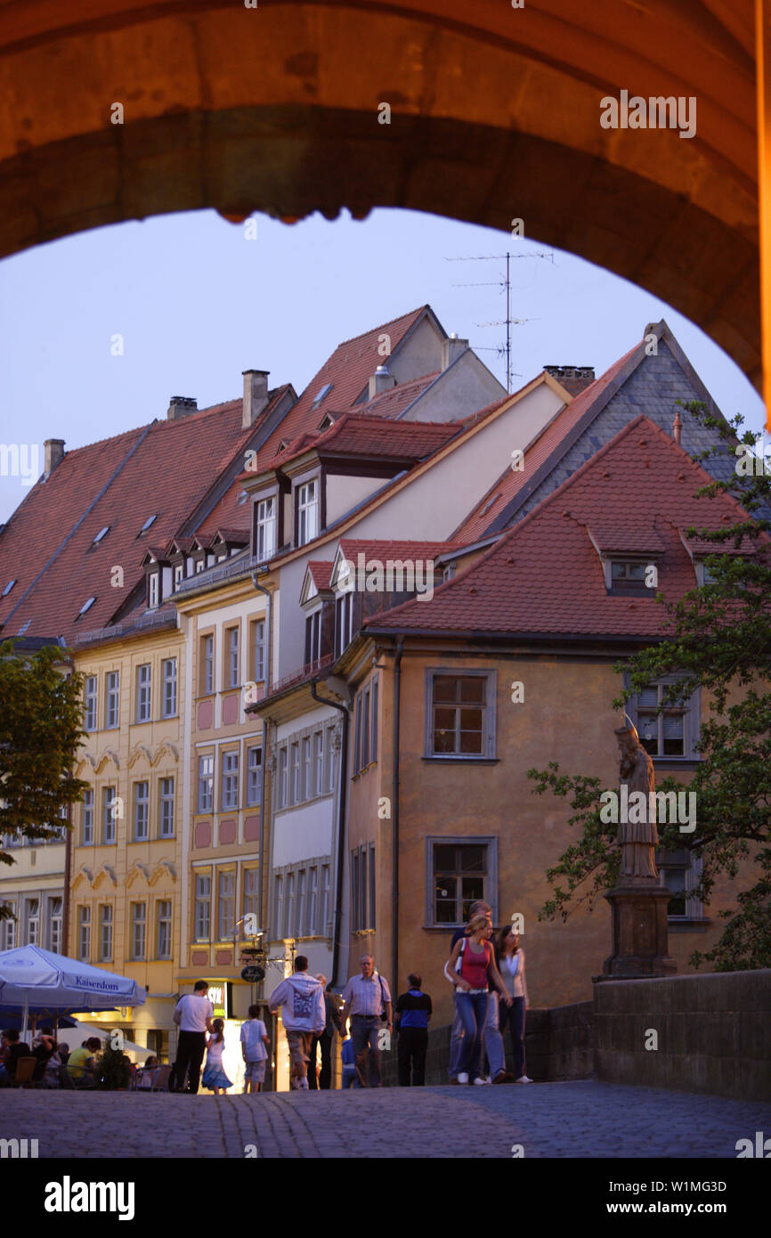 Vista attraverso archway oltre il ponte, Bamberg, Alta Franconia, Baviera, Germania Foto Stock