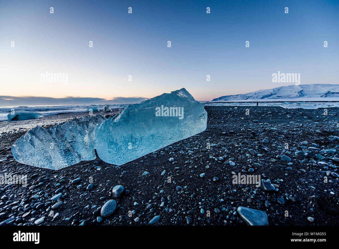Joekulsarlon, Growler sulla spiaggia al tramonto, Glacierlagoon, ghiacciaio Vatnajoekull, inverno, Islanda Foto Stock