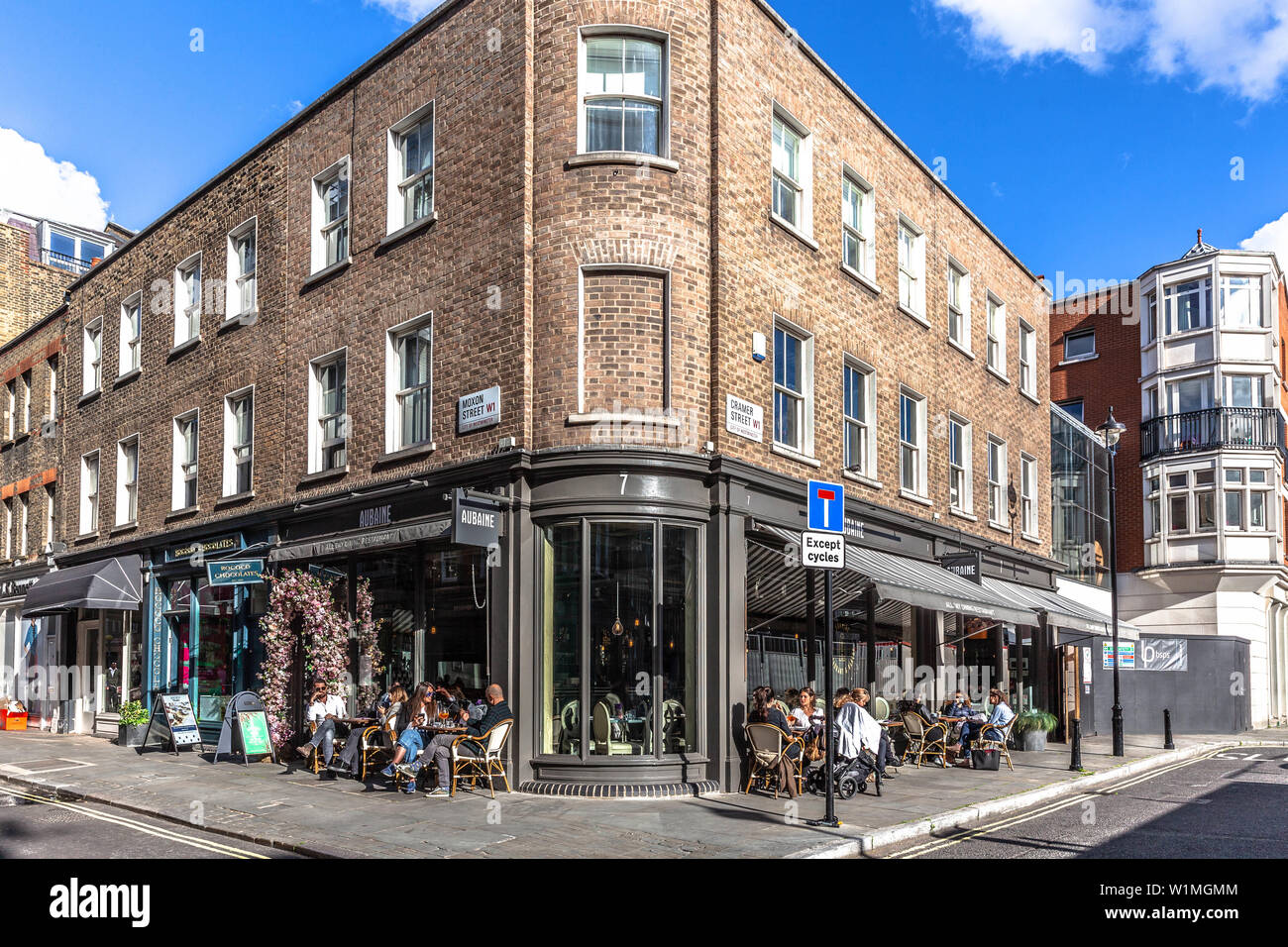 Un ristorante al piano terra in un edificio ad angolo tondo, Londra, Inghilterra, Regno Unito. Foto Stock