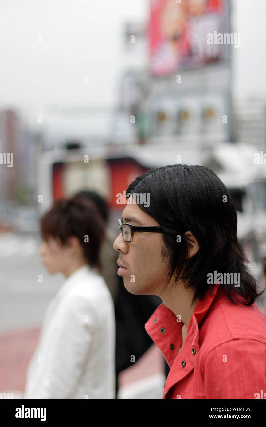 I giovani di fronte al famoso edificio Laforet, shopping moda, Meji-dori, Harajuku, Tokyo, Giappone Foto Stock