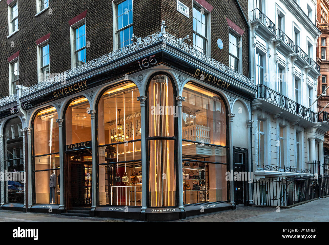 Un negozio Givenchy a 165 New Bond Street, Mayfair, London W1S 4AR, Inghilterra, Regno Unito. Foto Stock
