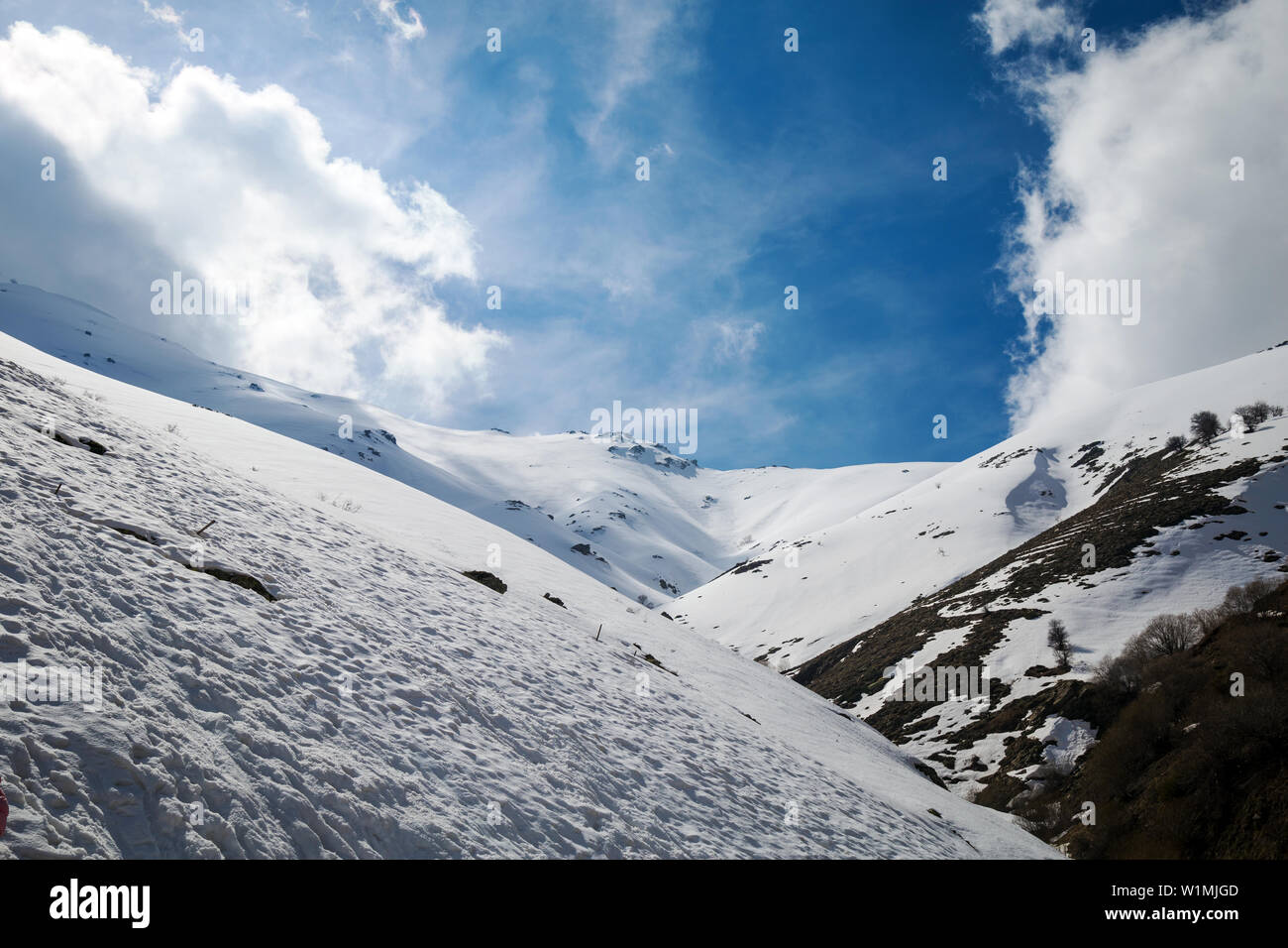 Paesaggi innevati delle montagne, Bozdag, Izmir, in Turchia. Paesaggio invernale. Foto Stock