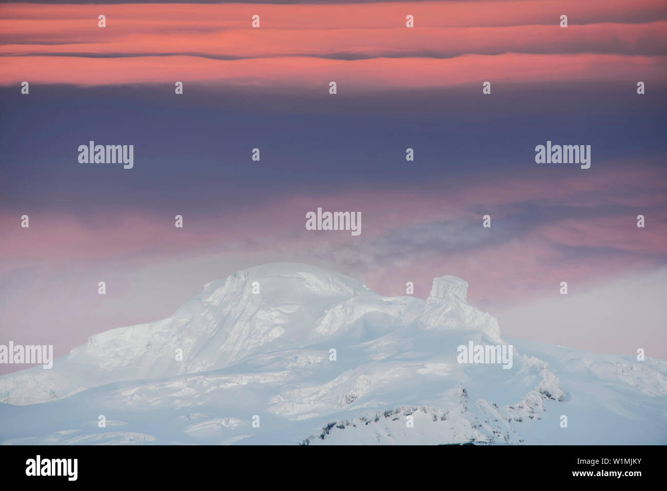 Incandescente nuvole al tramonto su Oraefajokull con volcanoe Hvannadalshnjúkur, la più alta montagna della Icland, Vatnajökull Parco Nazionale Skaftafell, Est Ic Foto Stock