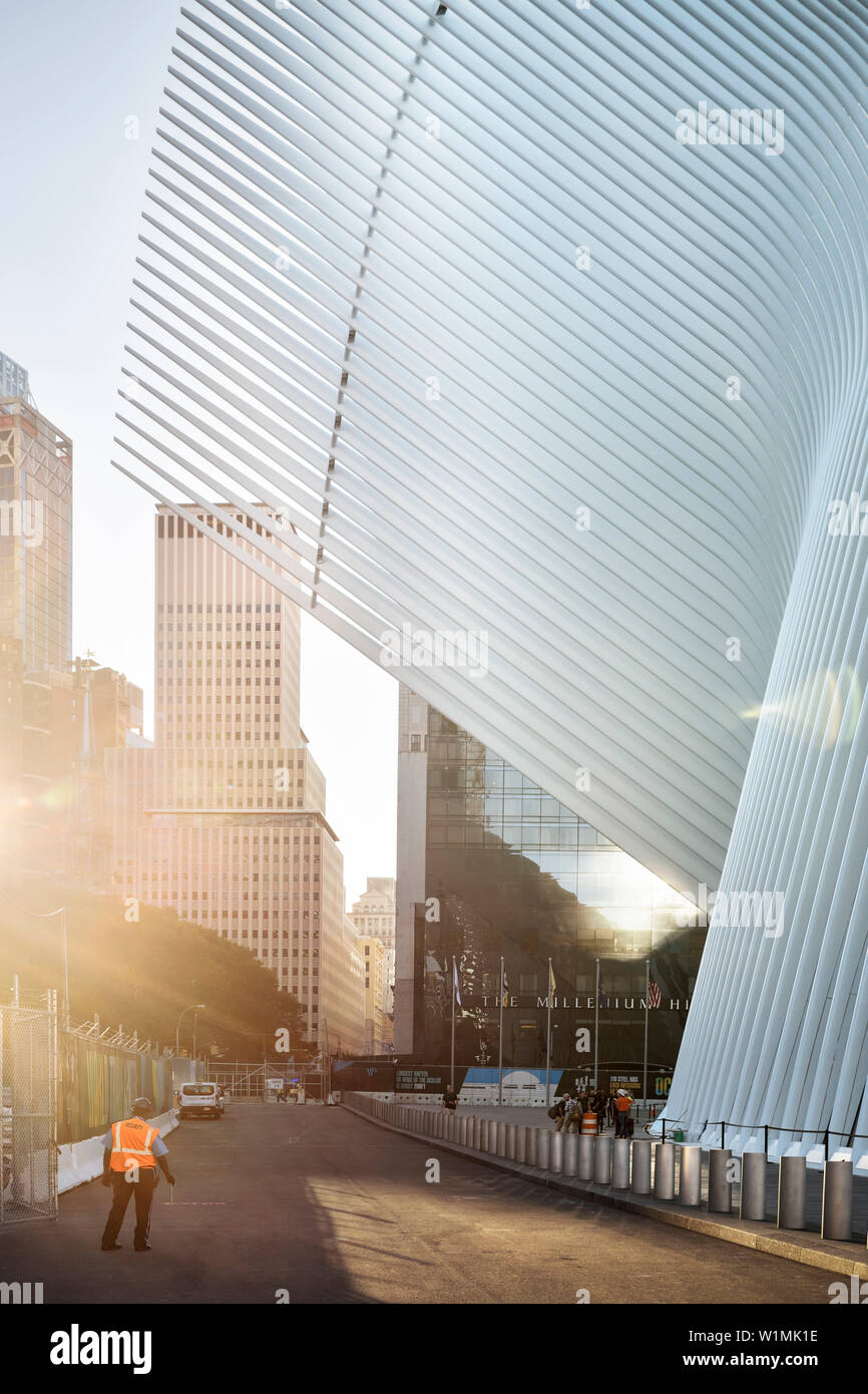 La sicurezza nella parte anteriore dell'occhio è una futuristica Stazione ferroviaria dal famoso architetto Santiago Calatrava accanto al WTC Memorial, Manhattan, New York City, U Foto Stock