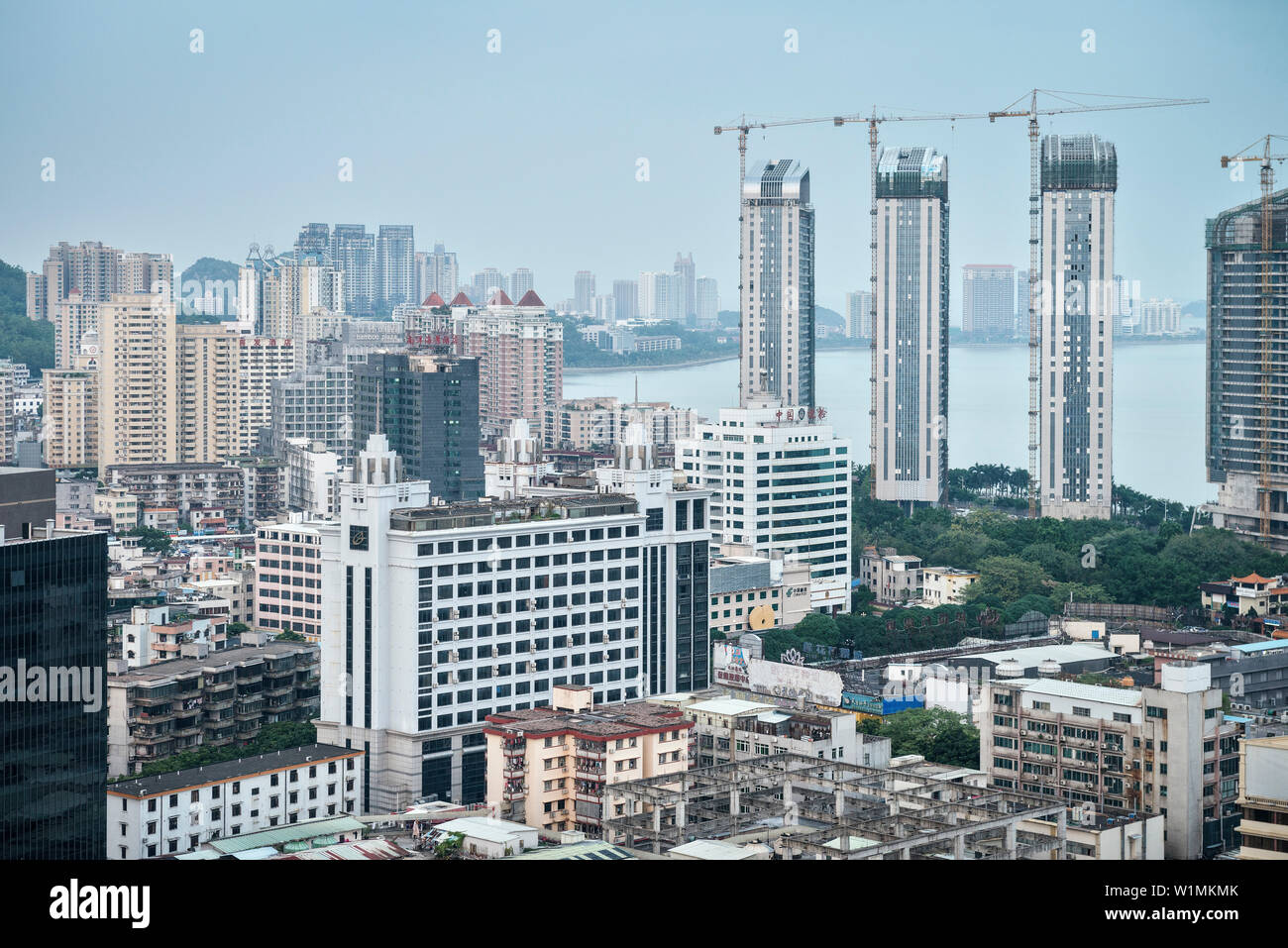 Nuovi grattacieli di Zhuhai verso Macao, nella provincia di Guangdong, Cina Foto Stock