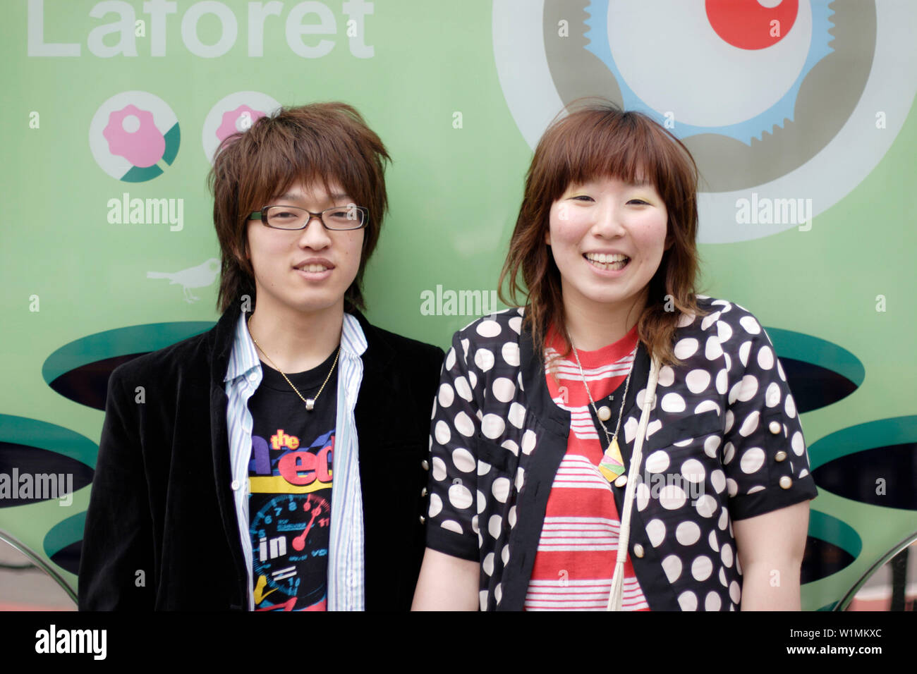 I giovani di fronte al famoso edificio Laforet, shopping moda, Meji-dori, Harajuku, Tokyo, Giappone Foto Stock