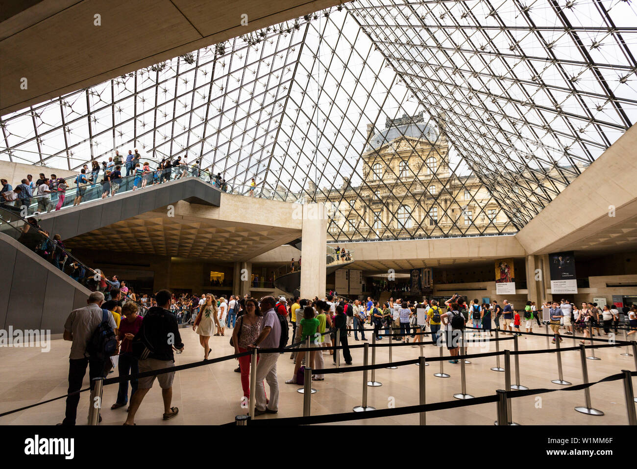 Vista interna del museo del Louvre, all'interno della piramide in vetro, Parigi, Francia, Europa Foto Stock