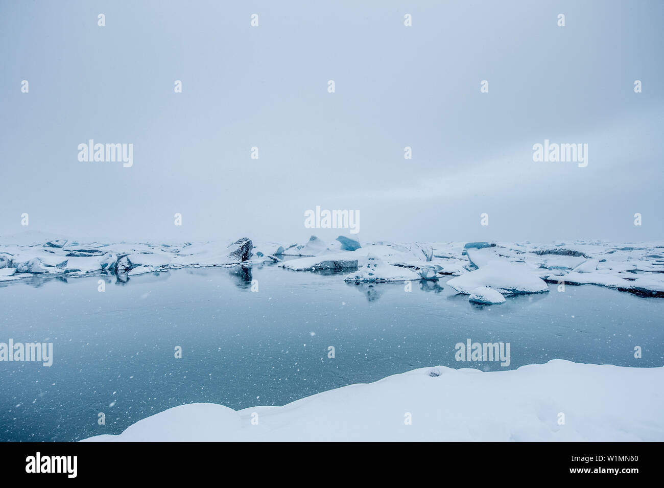 Joekulsarlon con growler al tramonto, Glacierlagoon, ghiacciaio Vatnajoekull in inverno, Islanda Foto Stock