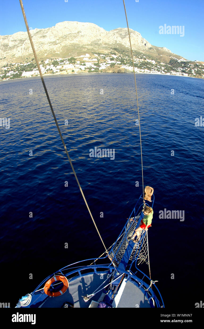 Vista dalla nave al montante di costa di Kalymnos, Kalymnos, Grecia Foto Stock