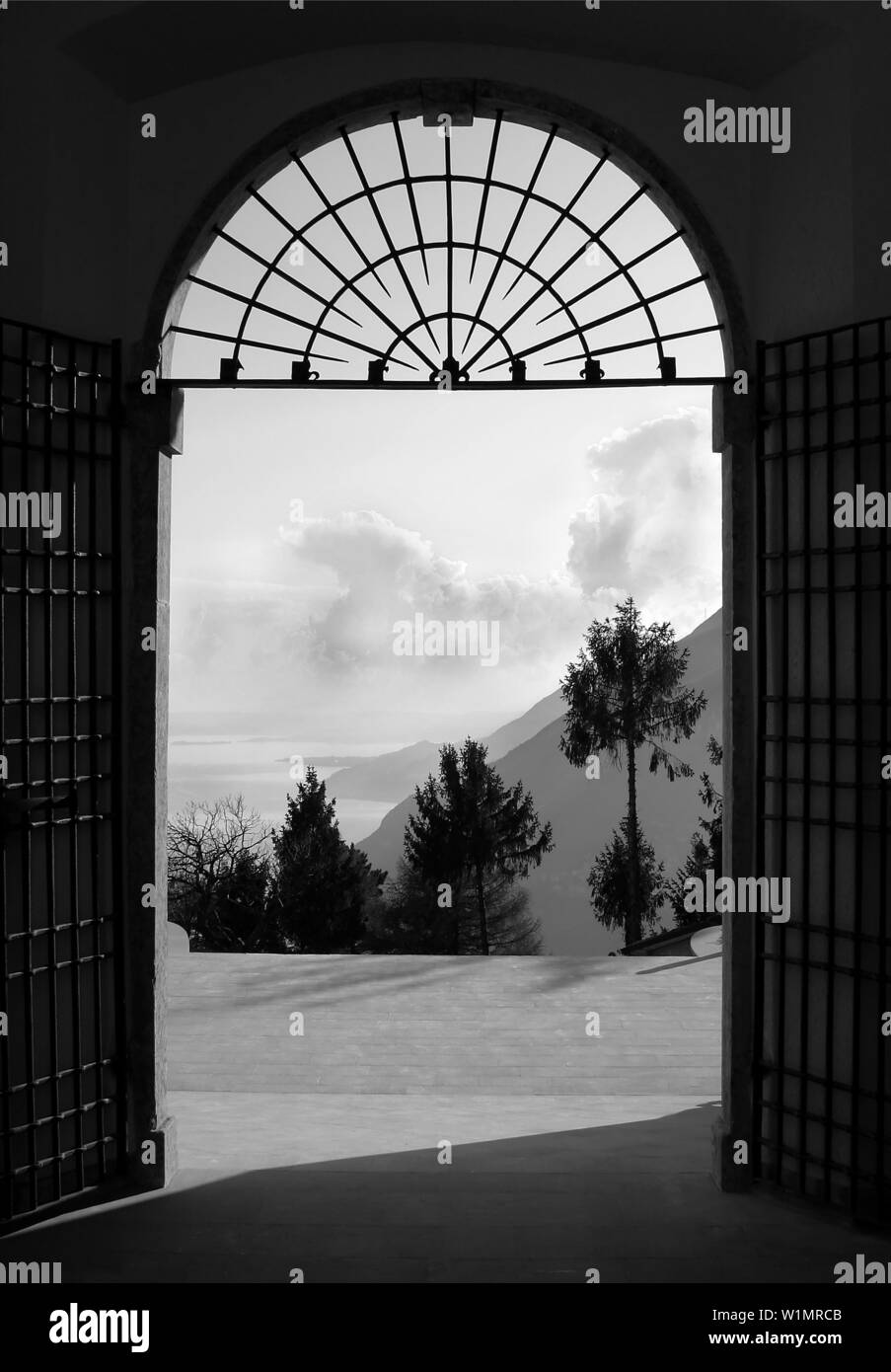 Vista attraverso la porta in luce, paesaggio Foto Stock