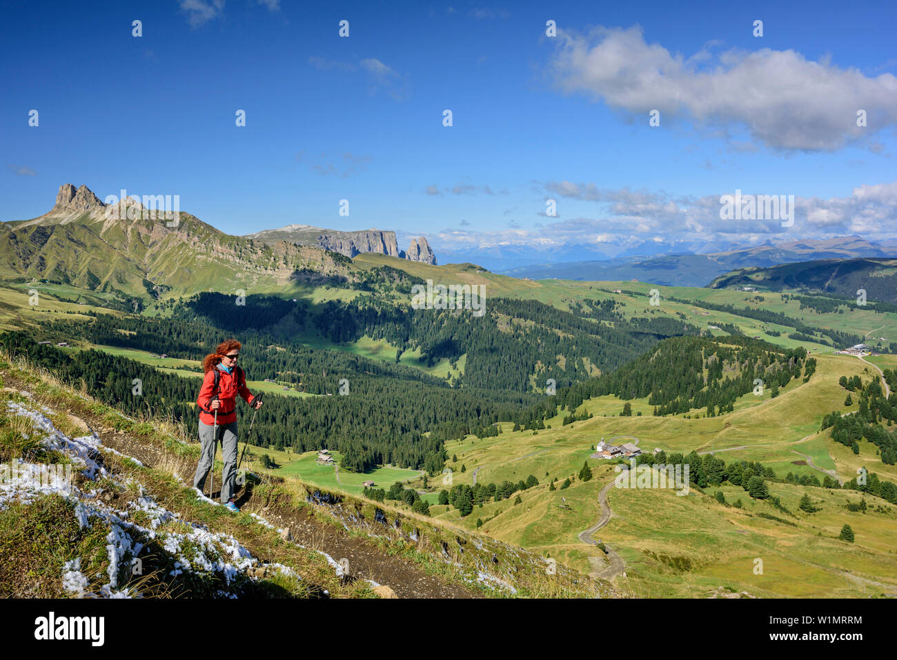 Donna escursionismo con Sciliar e Seiseralm in background, Friedrich-August-Weg, gruppo del Sasso Lungo, Dolomiti, Patrimonio Mondiale UNESCO Dolomiti, Trentino, Foto Stock