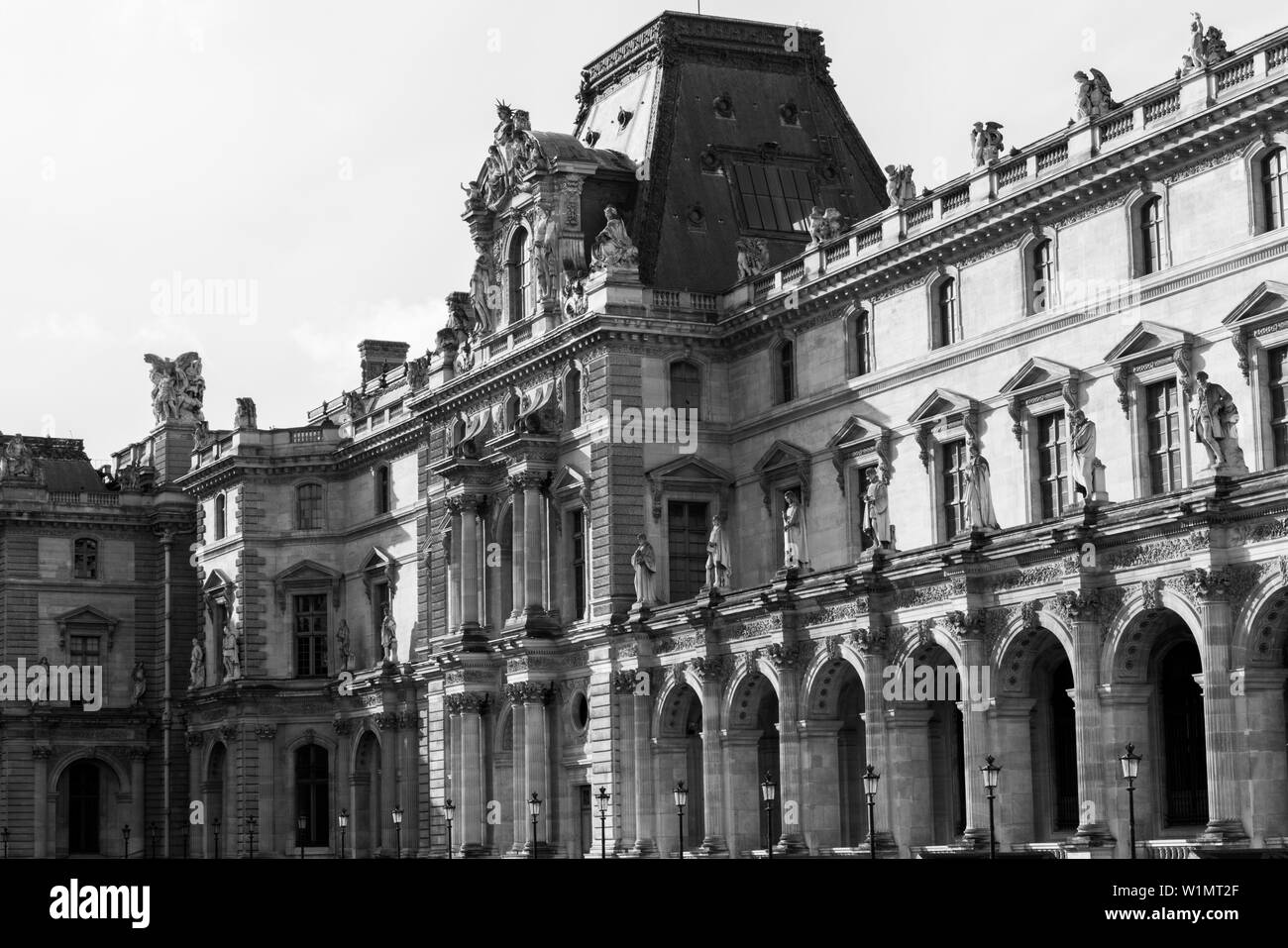 Parigi, Francia - 29 Giugno 2017: il museo del Louvre in bianco e nero Foto Stock