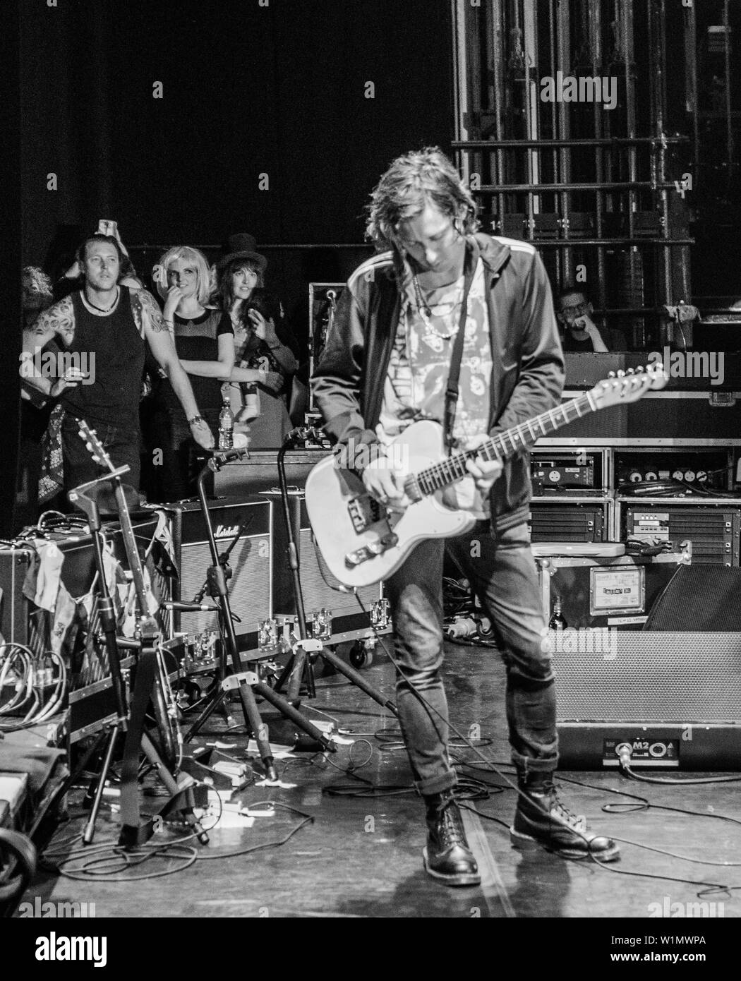 Il cantante di musica di chitarra due prestazioni Foto Stock