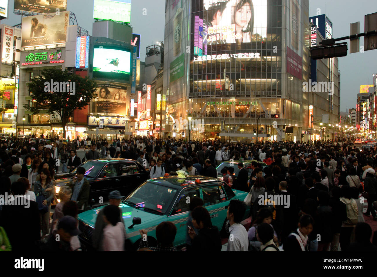 La gente di affari, l'ora di punta, taxi, grande incrocio di fronte alla Stazione di Shibuya, Hachiko Exit, alla metropolitana, metro e stazione, la linea JR Yamanote,Tokio, Foto Stock