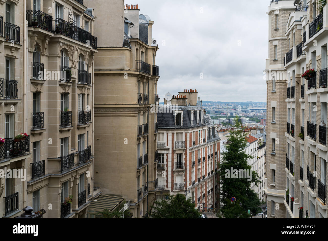 Parigi, Francia - luglio 1, 2017: architettura tradizionale di edifici residenziali. Foto Stock