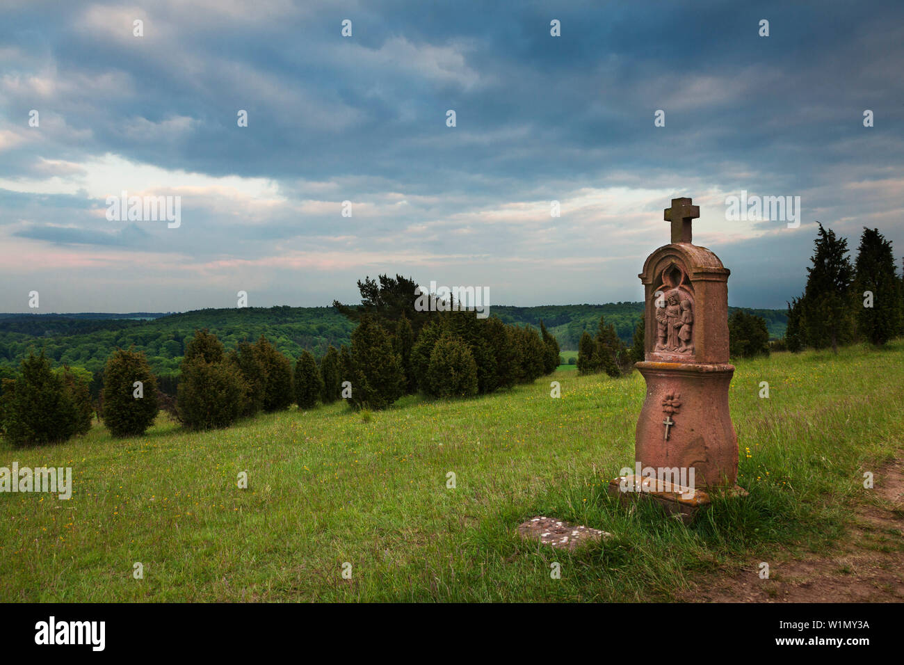 Calvario collina vicino Alendorf, riserva naturale Lampertstal, Eifelsteig, Eifel, Renania-Palatinato, Germania Foto Stock