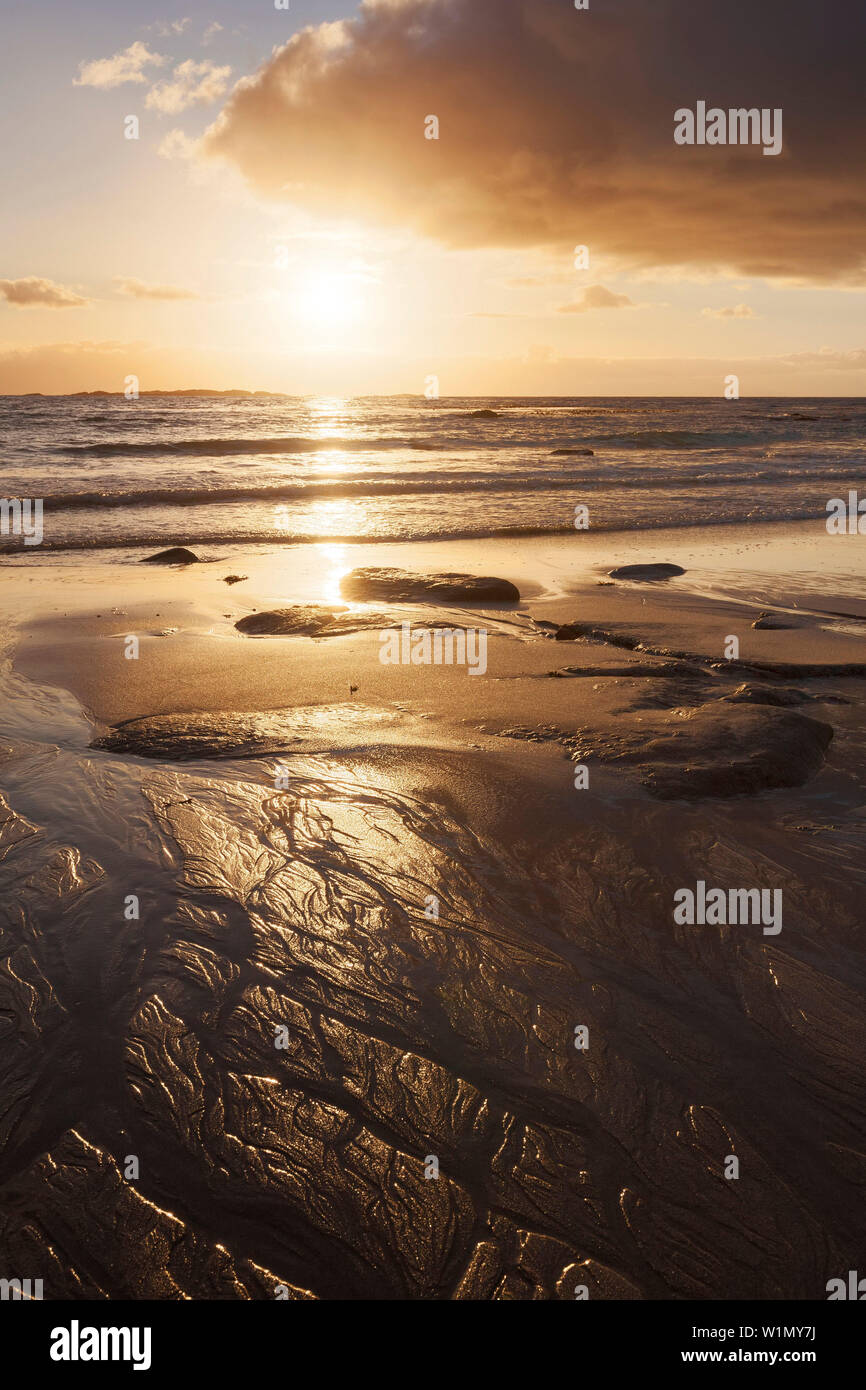 Intenso il tramonto sulla spiaggia di Utakleiv con strutture in sabbia, Vestvågøy, Lofoten, Norvegia e Scandinavia Foto Stock