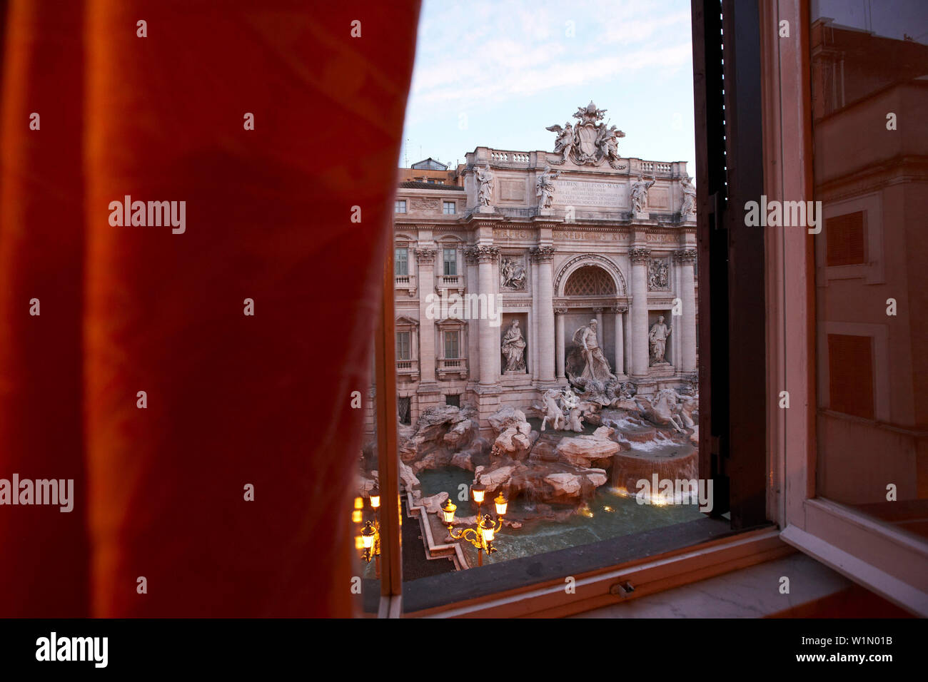 La vista dalla finestra di Hotel Fontana verso la fontana di Trevi, Roma,  lazio, Italy Foto stock - Alamy