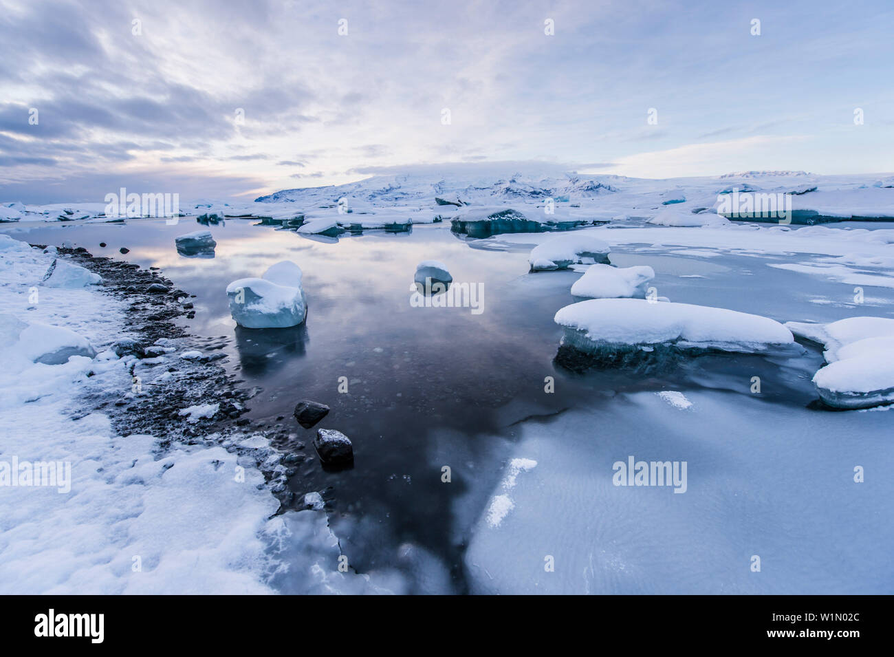 Joekulsarlon con growler al tramonto, Glacierlagoon, ghiacciaio Vatnajoekull in inverno, Islanda Foto Stock
