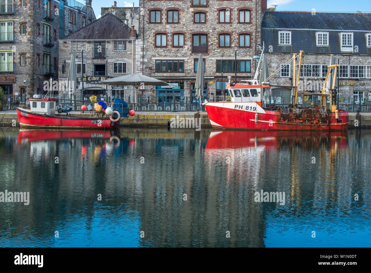 Sutton Harbour, precedentemente noto come Sutton Pool, è la porta originale della città di Plymouth lo storico quartiere di Barbican nel Devon, in Inghilterra. Regno Unito. Foto Stock