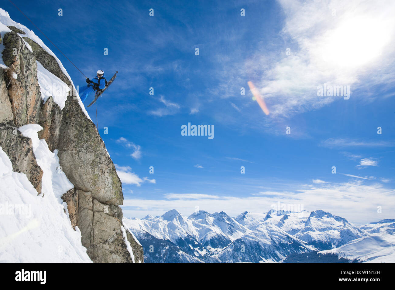 Sciatore rappeling, Disentis, Surselva, Grigioni, Svizzera Foto Stock