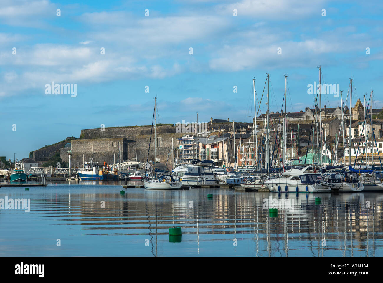 Sutton Harbour, precedentemente noto come Sutton Pool, porto originale della città di Plymouth nello storico quartiere di Barbican con Royal Citadel. Devon, Inghilterra. Foto Stock