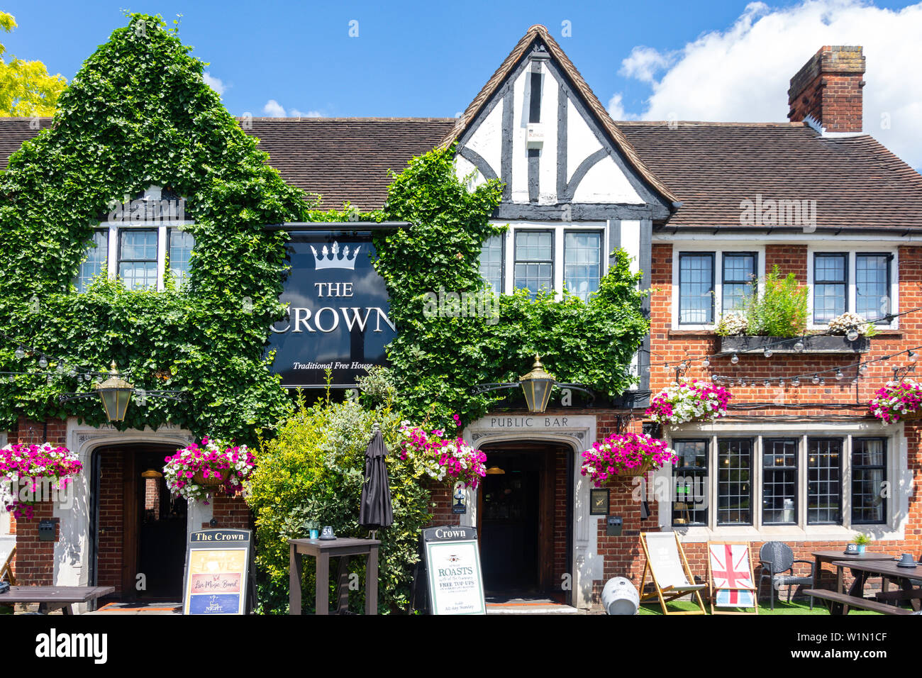 La corona Pub, High Street, Egham Surrey, Inghilterra, Regno Unito Foto Stock