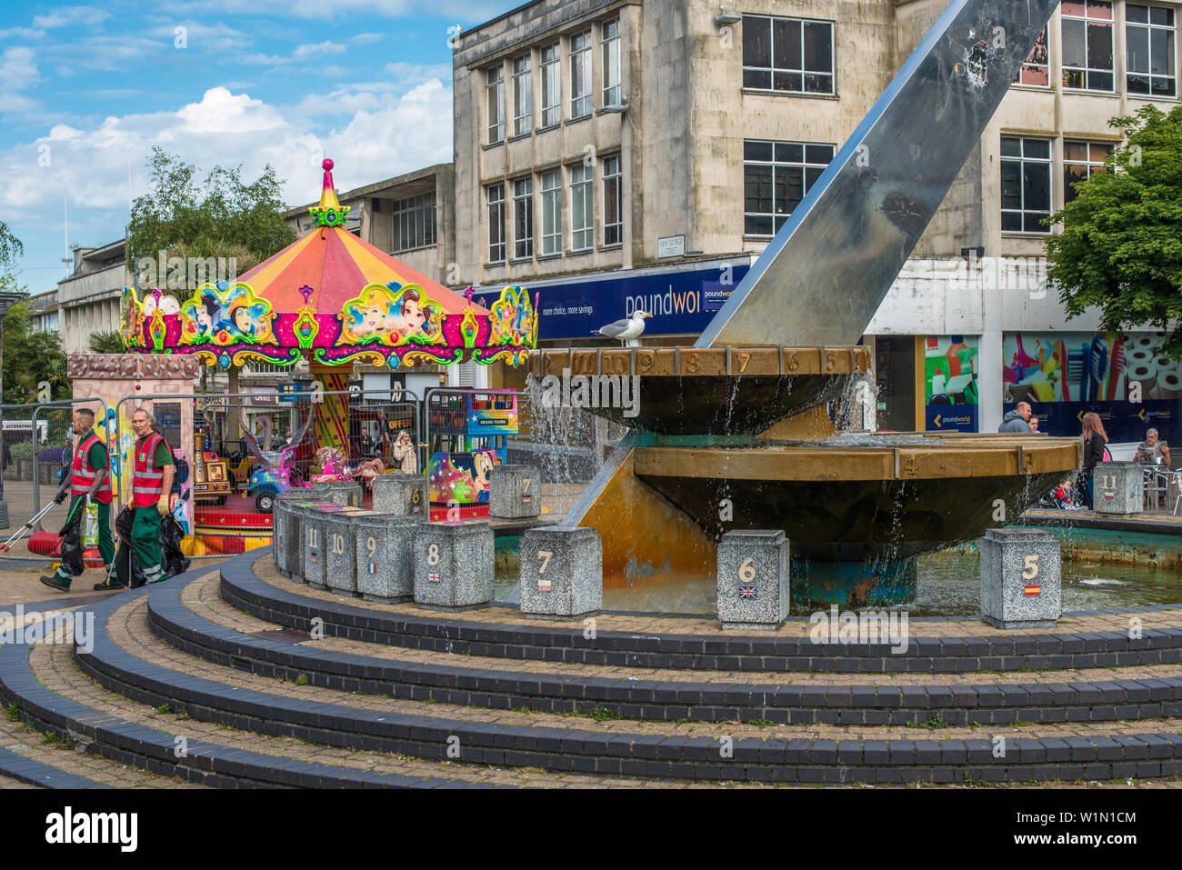 Meridiana funzione acqua sul modo Armada la principale arteria pedonale della città di Plymouth in Devon, Inghilterra, Regno Unito. Foto Stock