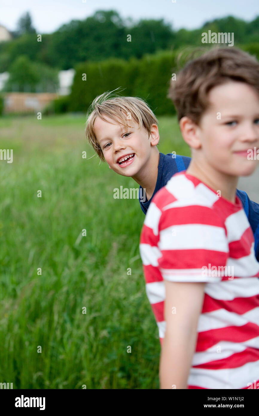 Due ragazzi (6 - 7 anni) sorridente in telecamera Foto Stock