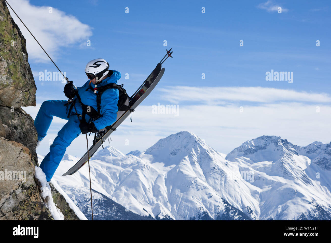 Sciatore rappeling, Disentis, Surselva, Grigioni, Svizzera Foto Stock