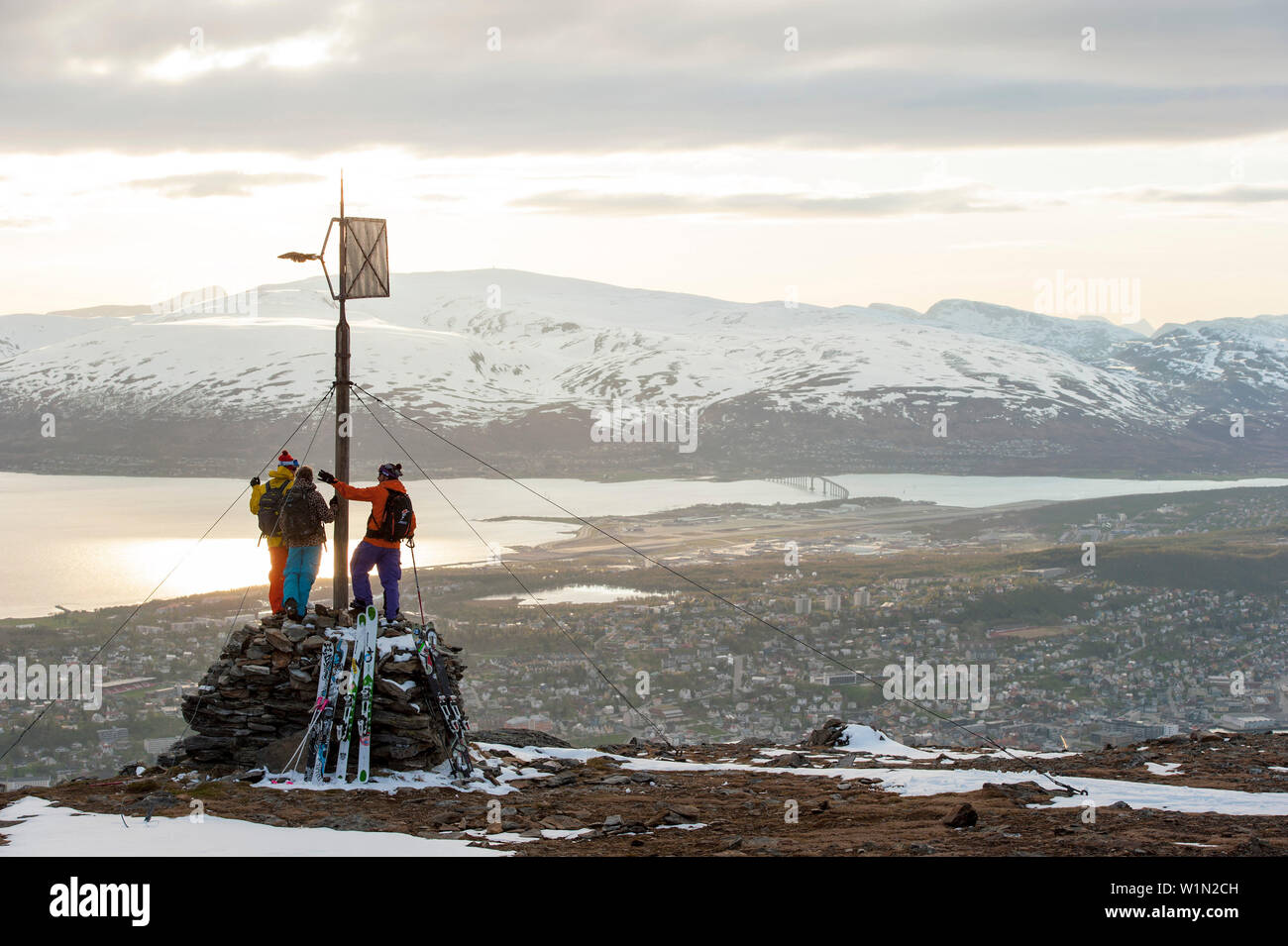 Gli sciatori al vertice nel sole di mezzanotte, Tromsoe, Troms, Norvegia Foto Stock
