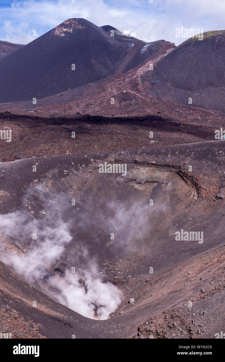 Più grande, vulcani attivi nell'ombra dell'Etna e solidificato resti di un fiume di lava del cratere di Sud Est. Il vapore caldo uscente di th Foto Stock