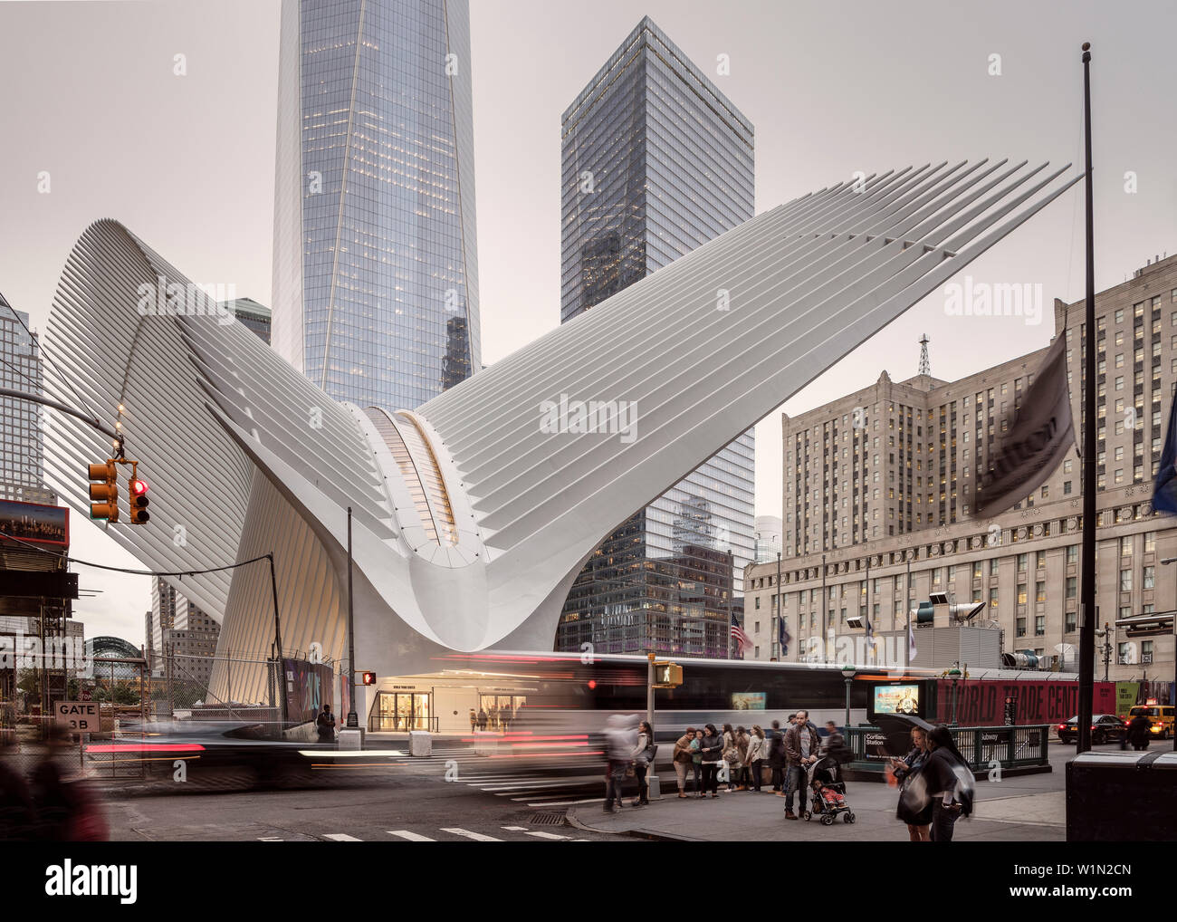 L'occhio e One World Trade Center esterno, futuristica Stazione ferroviaria dal famoso architetto Santiago Calatrava accanto al WTC Memorial, Manhattan, New Y Foto Stock