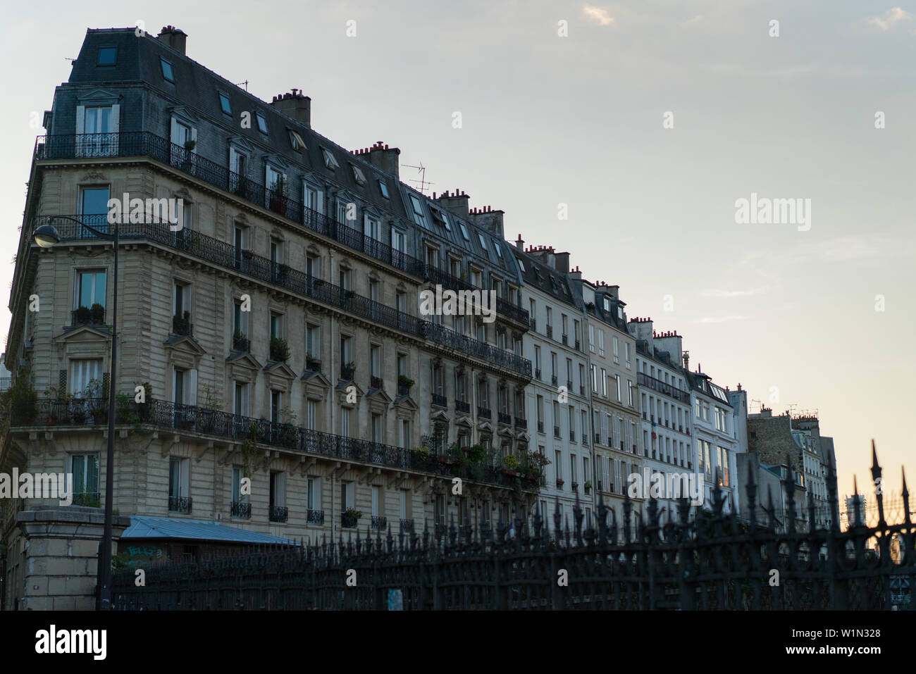 Parigi, Francia - luglio 2, 2017: architettura tradizionale di edifici residenziali. Foto Stock