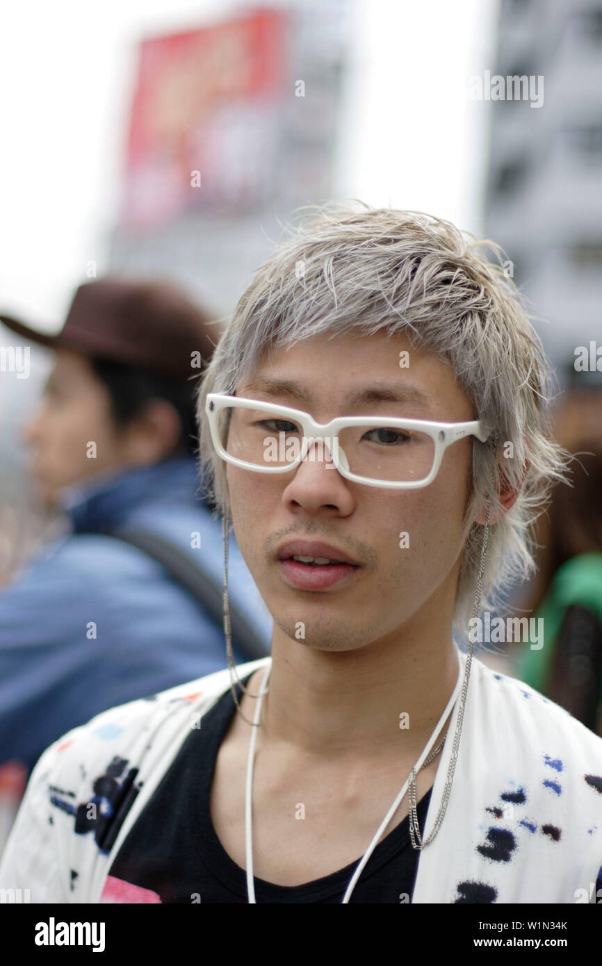 I giovani di fronte al famoso edificio Laforet, shopping moda, Meji-dori, Harajuku, Tokyo, Giappone Foto Stock