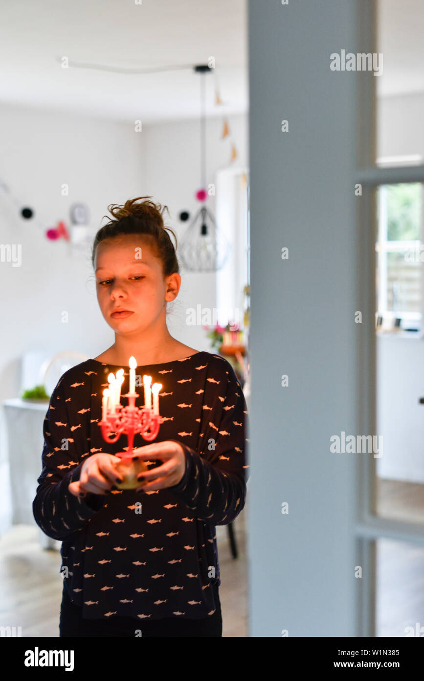 Ragazza con candele alla ragazza adolescente Party a Amburgo, Germania Foto Stock