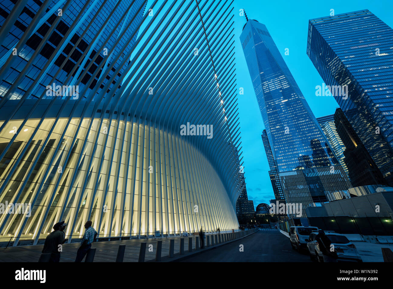 L'occhio e One World Trade Center esterno durante il crepuscolo, futuristica Stazione ferroviaria dal famoso architetto Santiago Calatrava accanto al WTC Memorial, Manh Foto Stock